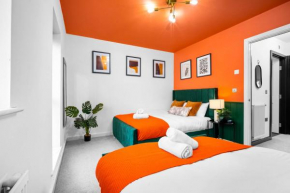 2 Bed House with Garden - Sleeps 7 - Salford - Manchester - FREE PARKING - 3 Double Beds & 1 Single - FREE NETFLIX & Fast WIFI - 6 min to City Centre, Close to Trafford Centre, Etihad Stadium, Manches